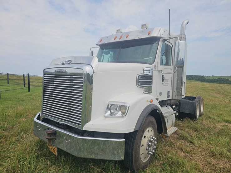 2017-freightliner-122sd-image-1