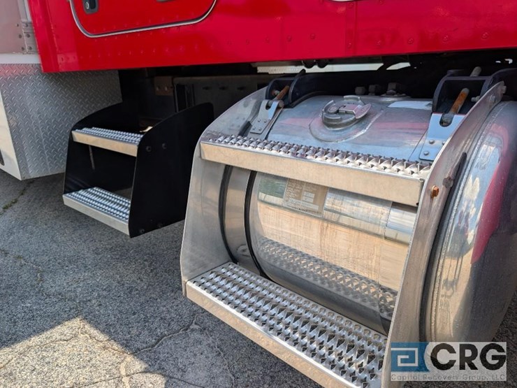 2009-peterbilt-335-image-8