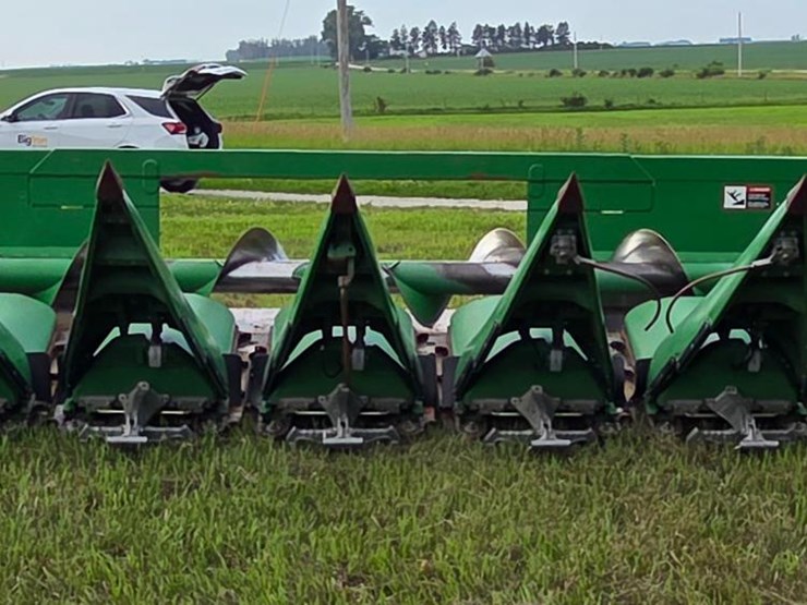 2010-john-deere-608c-image-2