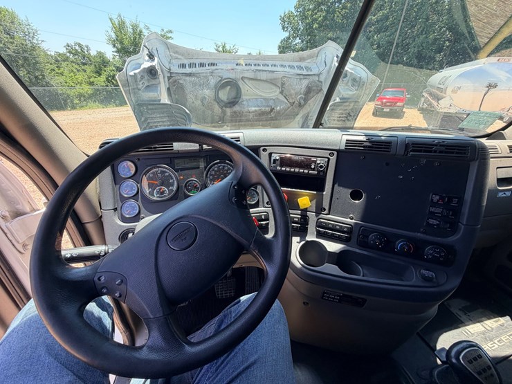 2016-freightliner-cascadia-125-image-97
