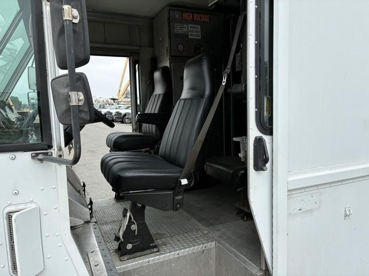 2002-workhorse-p42-image-18