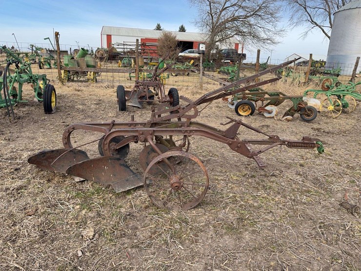 john-deere-pull-type-two-bottom-plow-image-6