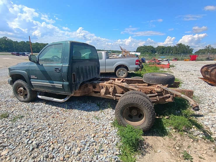 2001-chevrolet-silverado-3500-image-2