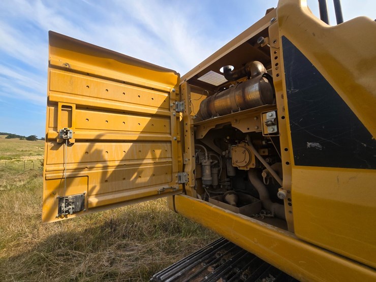 2019-caterpillar-320-image-37