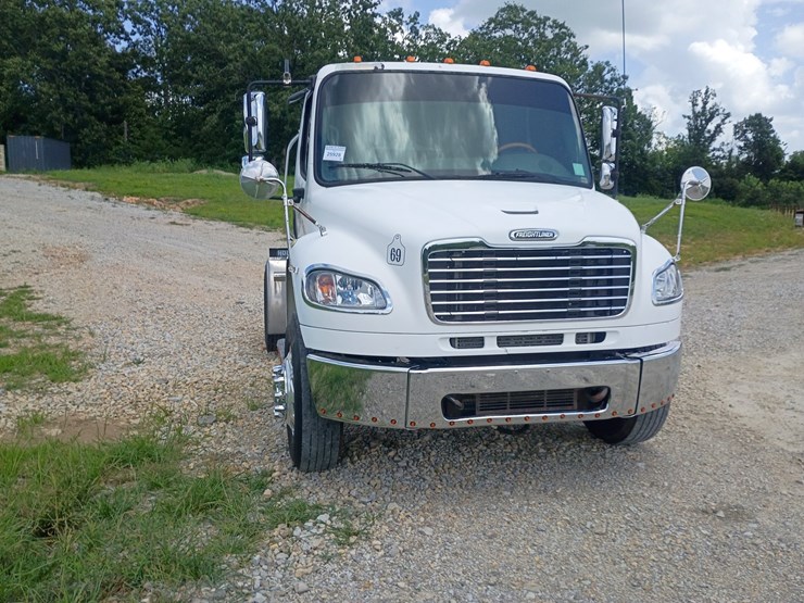 2008-freightliner-m2-106-image-14