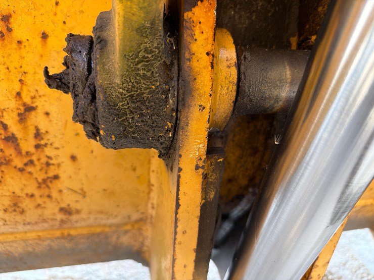 2000-deere-710d-image-57