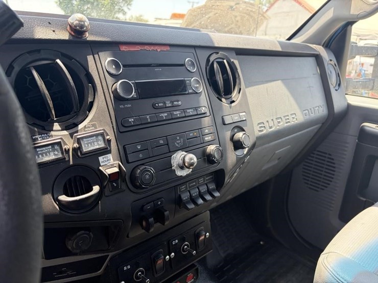 2013-ford-f550-image-30