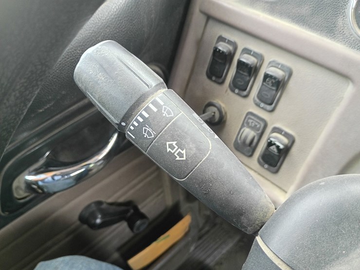 2012-peterbilt-384-image-58