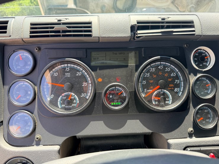 2016-freightliner-cascadia-125-image-111