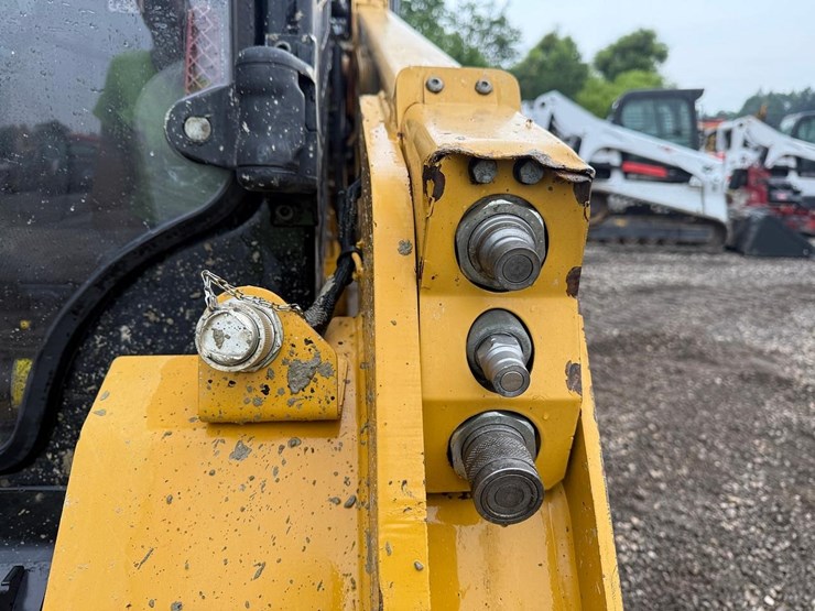 2022-caterpillar-259d3-image-11