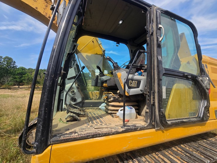 2019-caterpillar-320-image-45