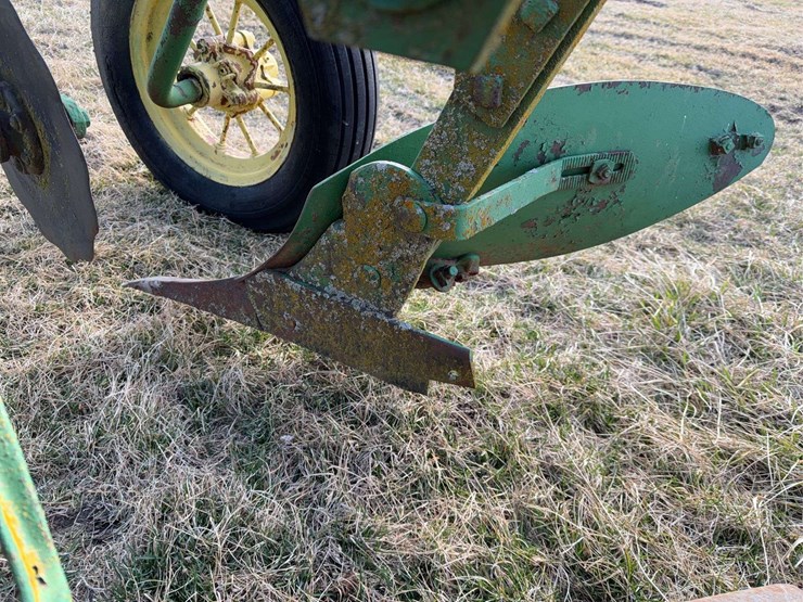 john-deere-pull-type-three-bottom-plow-image-30