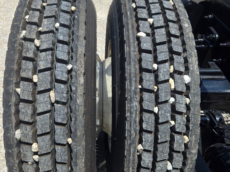 2018-freightliner-m2-106-image-65