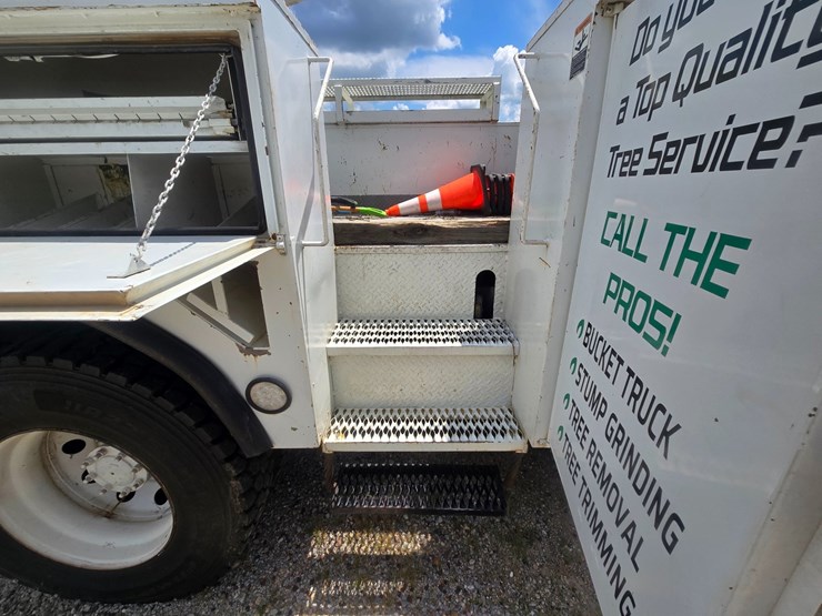 2007-freightliner-m2-106-image-70