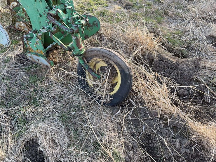 john-deere-pull-type-three-bottom-plow-image-18