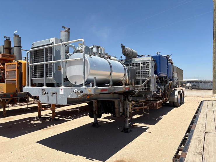 2010-caterpillar-c13-image-1