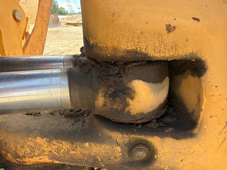 2000-deere-710d-image-82