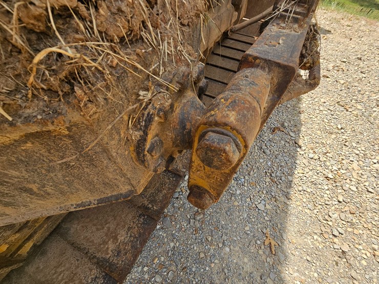 2019-caterpillar-d6-image-102