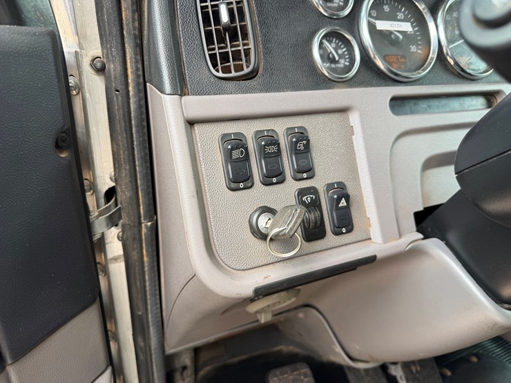 2015-peterbilt-365-image-29