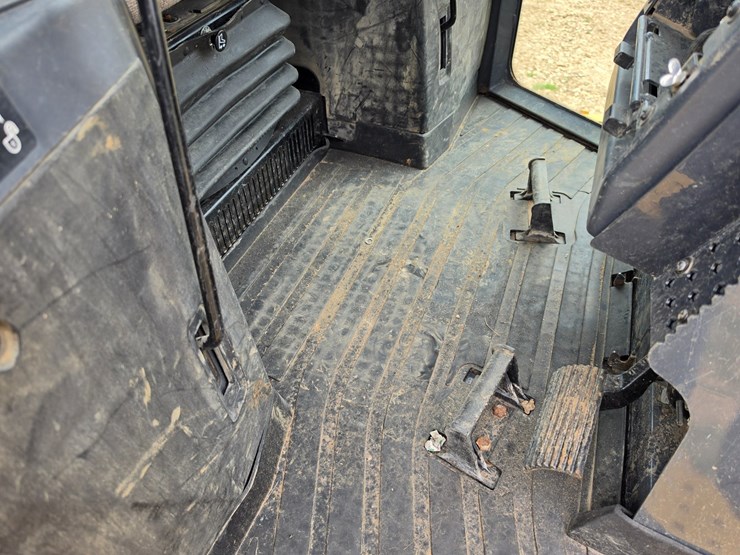 2015-deere-700k-image-36