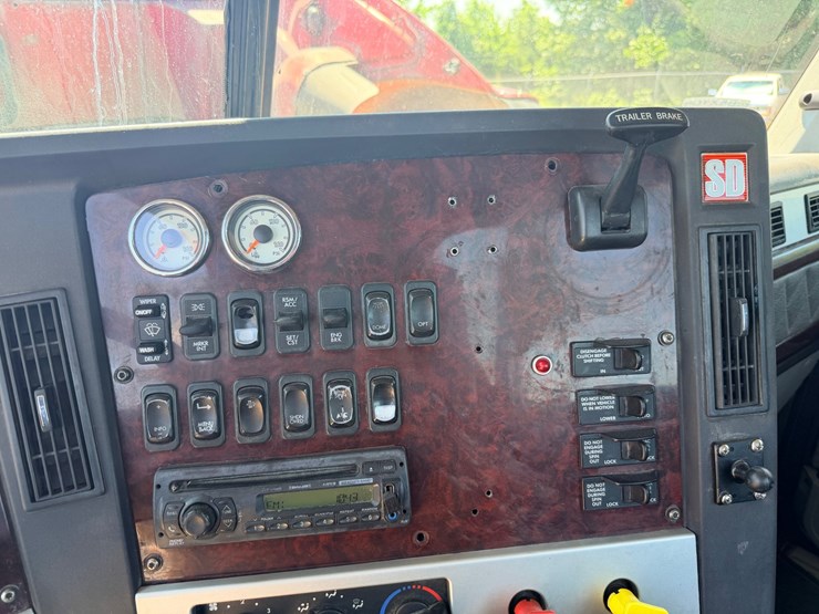 2016-freightliner-122sd-image-96