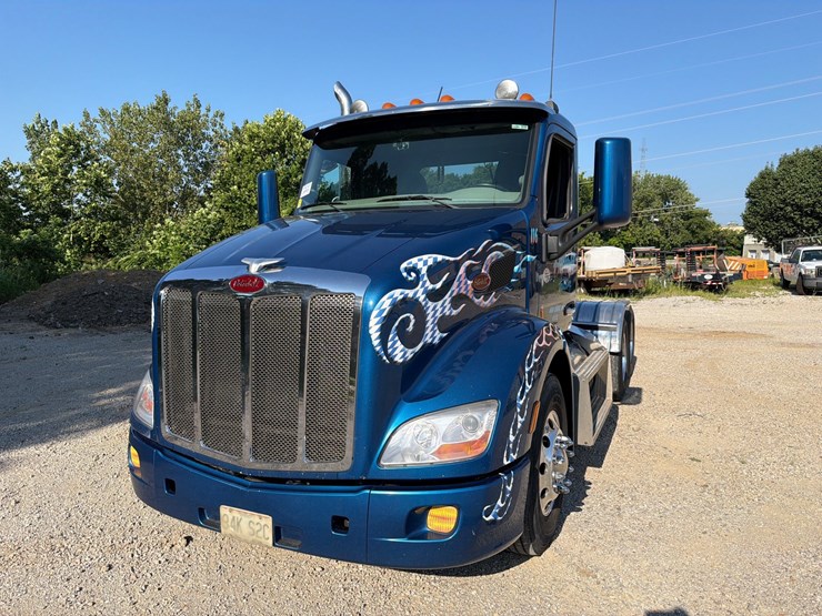 2021-peterbilt-579-image-2
