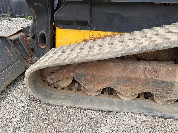 2019-new-holland-c232-image-17