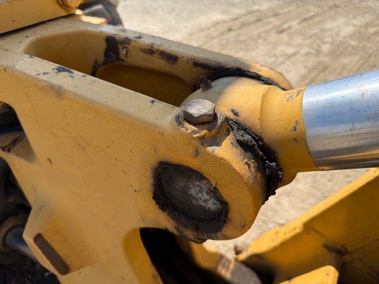 2000-deere-710d-image-117