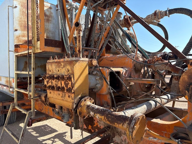 national-oilwell-p17-t/a-cement-pump-trailer-image-9