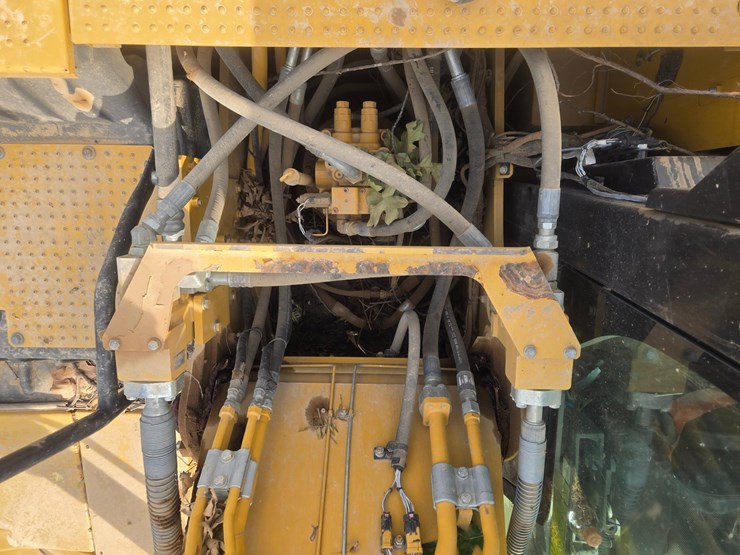 2019-caterpillar-320-image-32