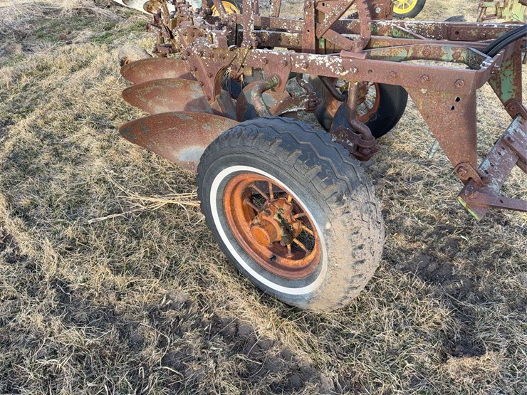 john-deere-pull-type-three-bottom-plow-image-9