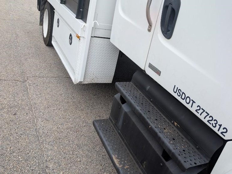 2012-freightliner-m2-stakebed-truck-image-21