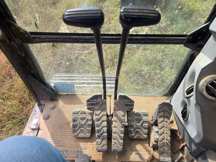 2019-caterpillar-320-image-57