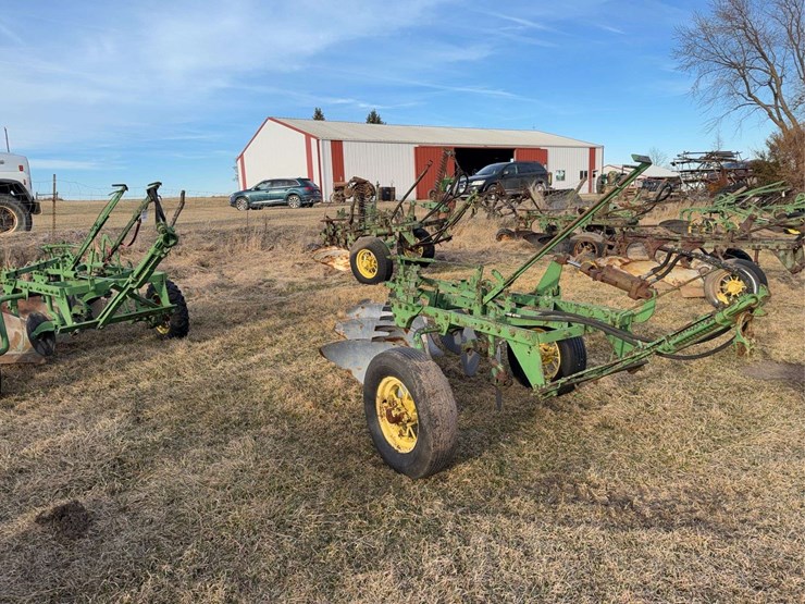 john-deere-pull-type-three-bottom-plow-image-1