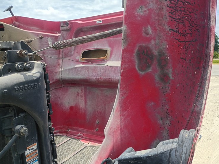 2012-peterbilt-384-image-30