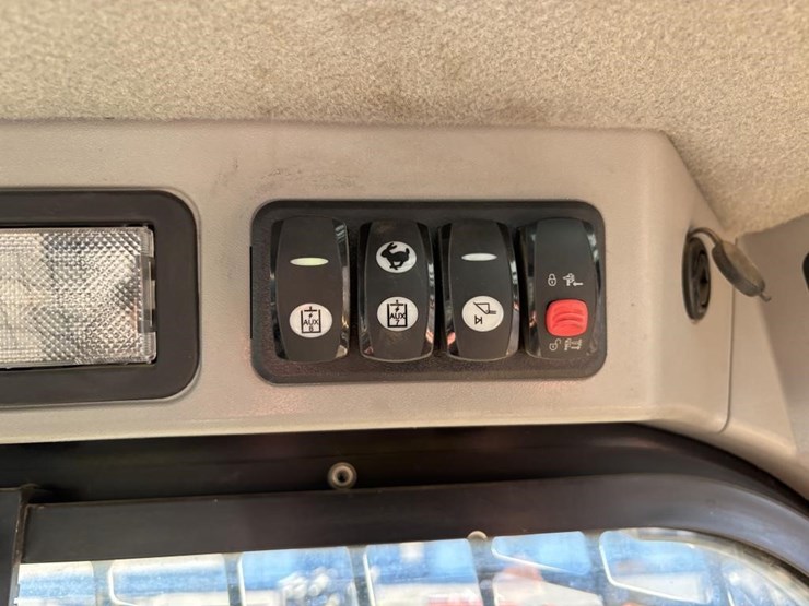 2018-caterpillar-259d-image-32