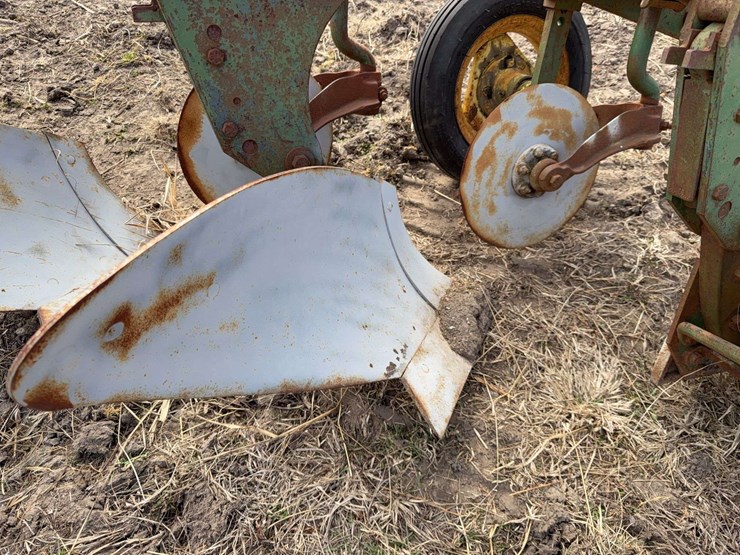 john-deere-three-point-three-bottom-plow-image-10