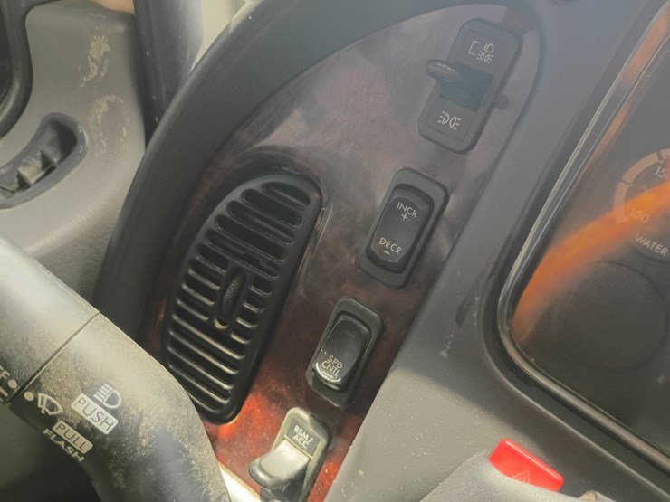 2008-freightliner-m2-106-image-60