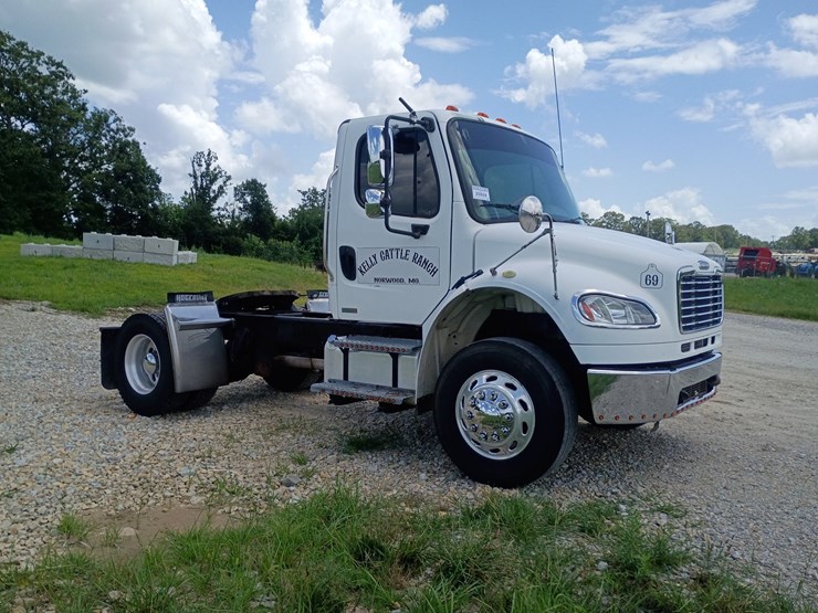 2008-freightliner-m2-106-image-12
