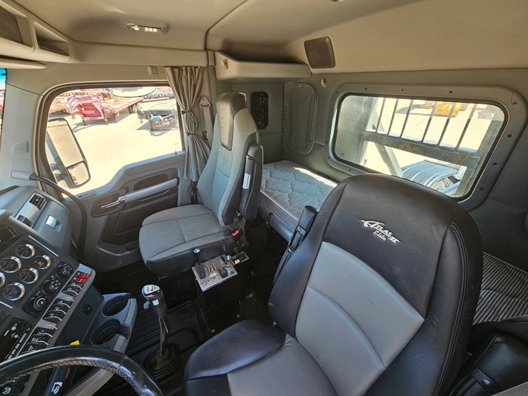 2022-kenworth-t880-image-12