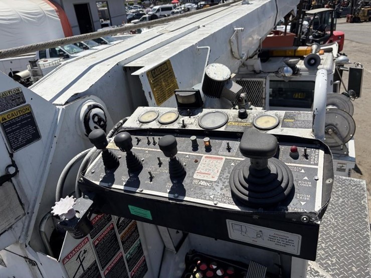 2000-freightliner-fl80-image-15