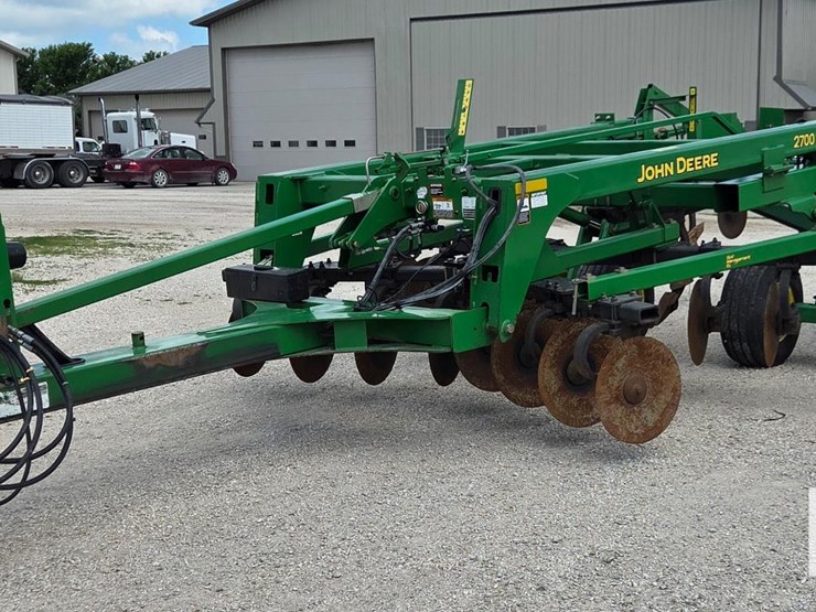 2010-john-deere-2700-image-1