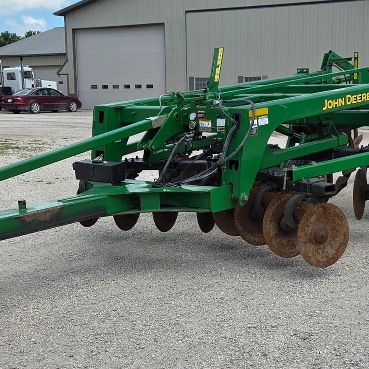2010 JOHN DEERE 2700