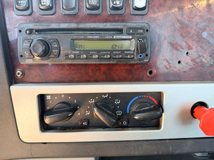 2016-freightliner-122sd-image-100
