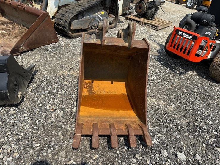 takeuchi-24"-pin-on-bucket-image-1