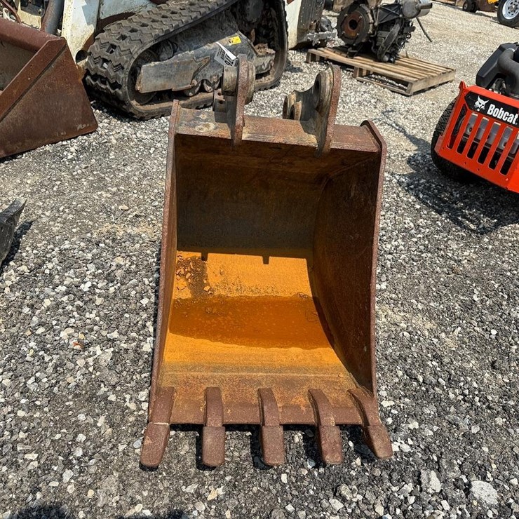 Takeuchi 24" Pin On Bucket
