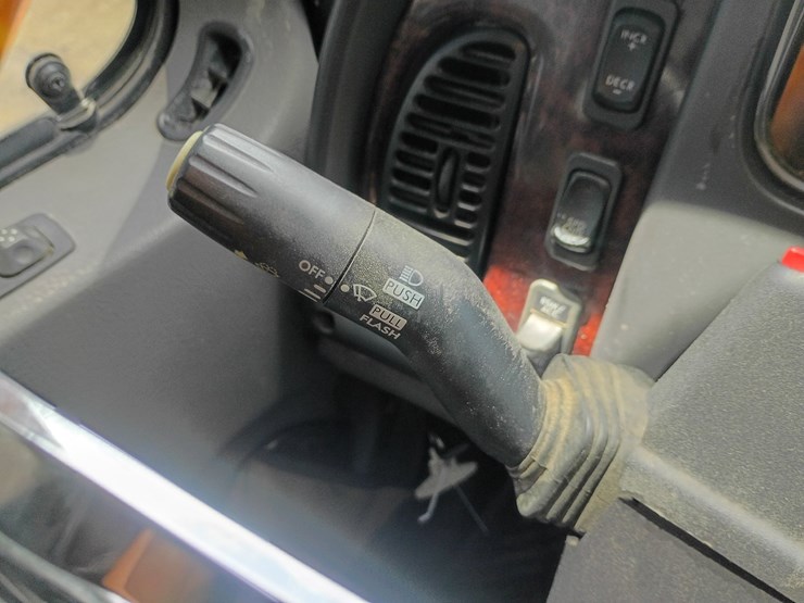 2008-freightliner-m2-106-image-54