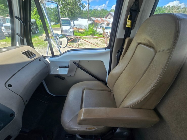 2005-sterling-l9500-image-47