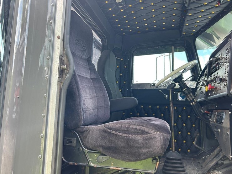 1984-peterbilt-359-image-13