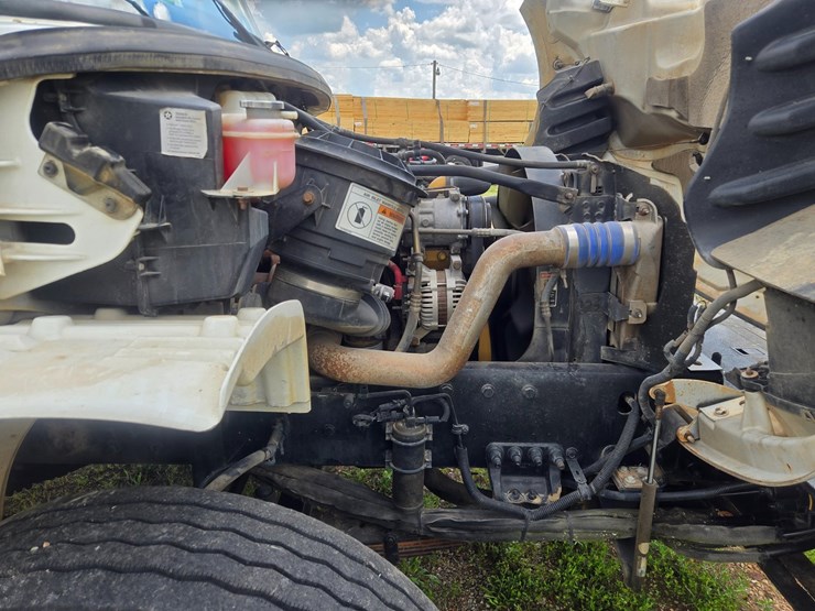 2007-freightliner-m2-106-image-33